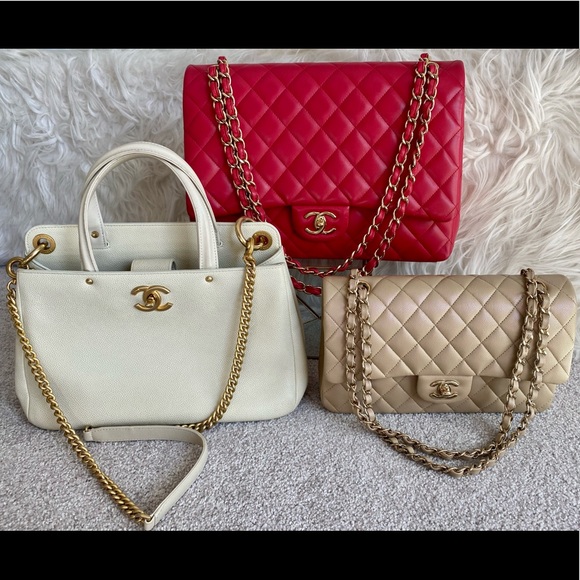 𝐂𝐇𝐀𝐍𝐄𝐋 𝐂𝐎𝐋𝐋𝐄𝐂𝐓𝐈𝐎𝐍 FOR SALE 🥰 - Picture 4 of 5